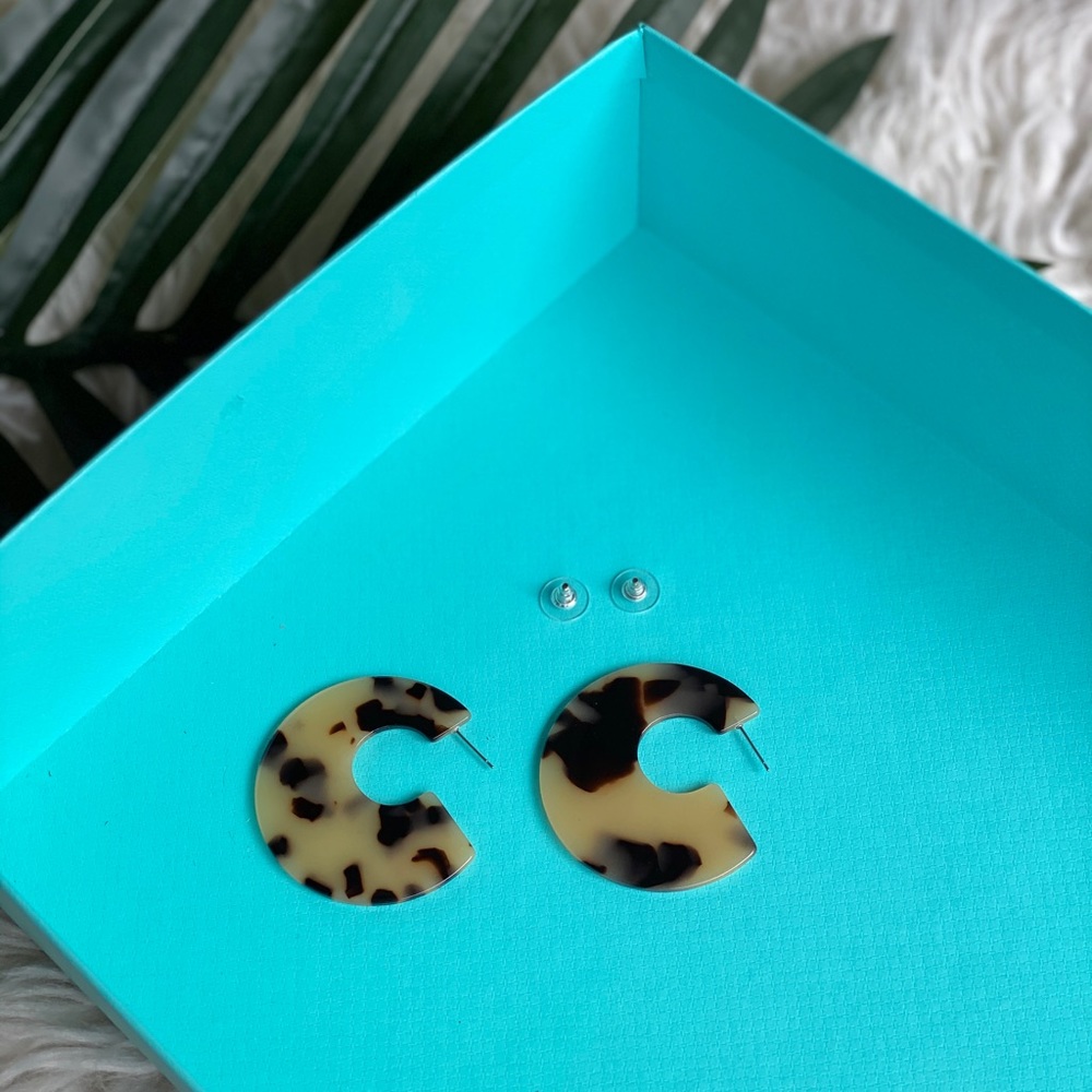 ✨ Chunky half circle tortoise earrings